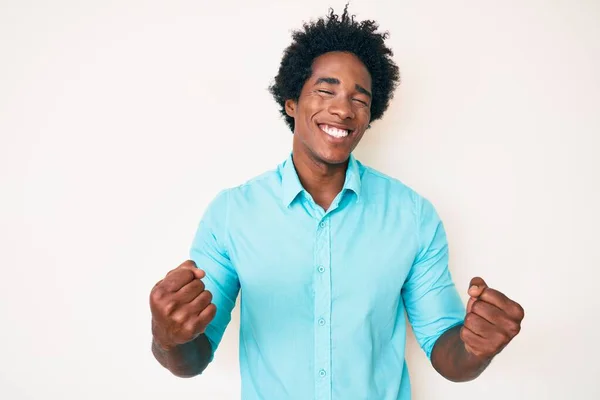 Hombre Afroamericano Guapo Con Cabello Afro Vistiendo Ropa Casual Emocionado —  Fotos de Stock