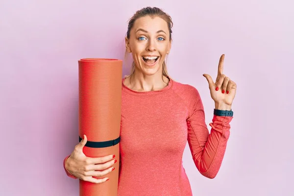 Beautiful Caucasian Sports Woman Holding Yoga Mat Smiling Idea Question — Stok fotoğraf