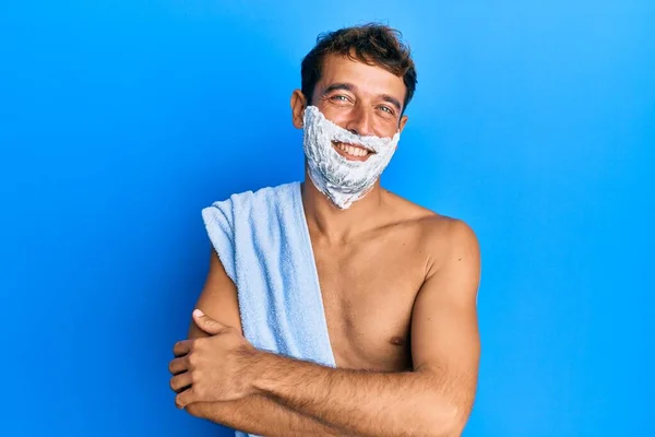 Hombre Guapo Salvando Barba Con Espuma Afeitada Sobre Cara Cara — Foto de Stock