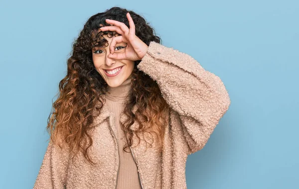 Young Hispanic Girl Wearing Winter Clothes Doing Gesture Hand Smiling —  Fotos de Stock