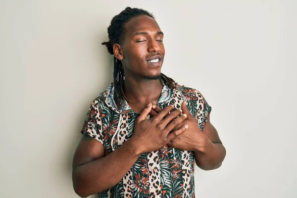 Homem Afro Americano Com Tranças Vestindo Moda Camisa Moderna Sorrindo — Fotografia de Stock