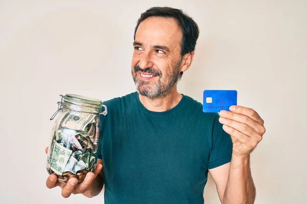 Orta Yaşlı Spanyol Bir Adam Kredi Kartı Kavanozla Dolarlar Içinde — Stok fotoğraf