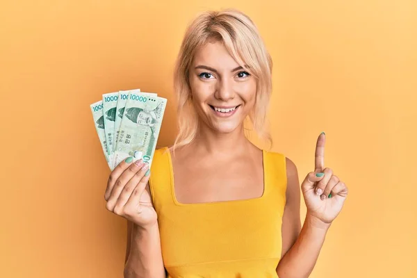 Junge Blonde Mädchen Mit 10000 Südkoreanischen Win Banknoten Lächelnd Mit — Stockfoto