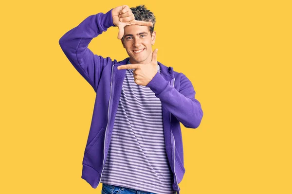 Joven Hombre Guapo Con Sudadera Púrpura Casual Sonriendo Haciendo Marco —  Fotos de Stock