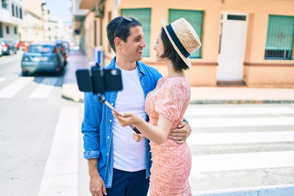 Schönes Paar Lächelt Glücklich Macht Selfie Mit Dem Smartphone Auf — Stockfoto