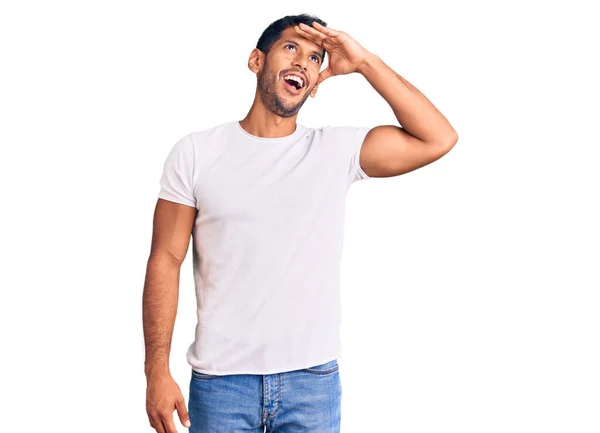 Jonge Latijnse Man Met Casual Kleding Erg Blij Glimlachend Ver — Stockfoto