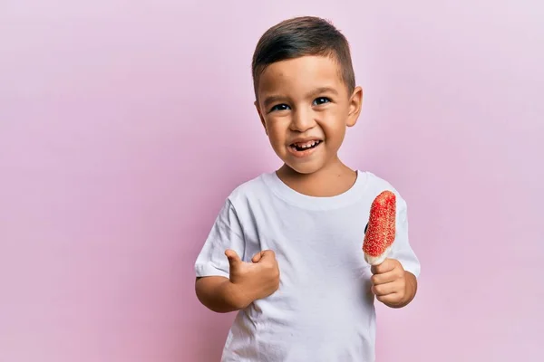 Bedårande Latinbarn Som Håller Glass Leende Glad Och Positiv Tummen — Stockfoto