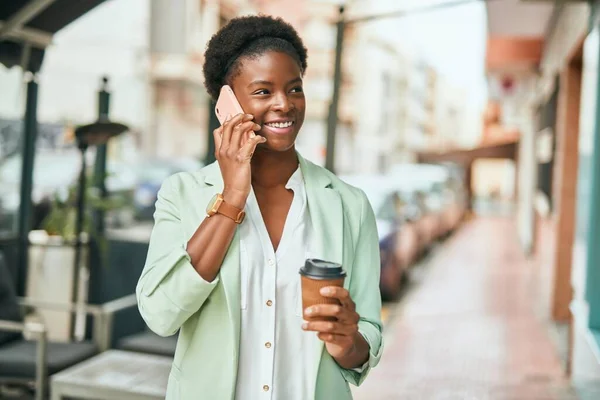 Mladá Africká Americká Obchodnice Mluví Smartphone Pití Kávy Městě — Stock fotografie