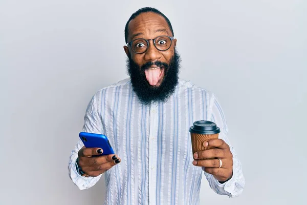 Joven Afroamericano Hombre Usando Smartphone Bebiendo Una Taza Café Sacando —  Fotos de Stock