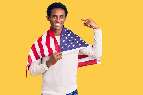 Africano Guapo Hombre Sosteniendo Bandera Los Estados Unidos Señalando Con —  Fotos de Stock
