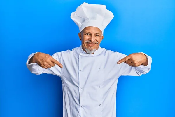 Šedovlasý Muž Středního Věku Profesionální Kuchařské Uniformě Klobouku Sebevědomý Úsměvem — Stock fotografie