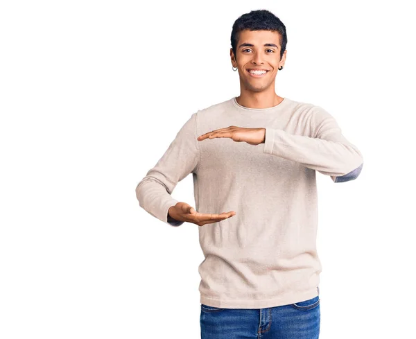 Joven Hombre Amerciano Africano Con Ropa Casual Haciendo Gestos Con —  Fotos de Stock