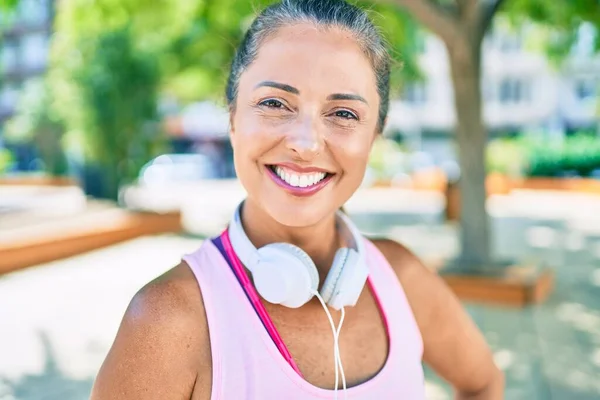 Deportista Mediana Edad Sonriendo Feliz Usando Auriculares Parque —  Fotos de Stock