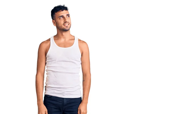 Jovem Hispânico Vestindo Roupas Casuais Olhando Para Lado Com Sorriso — Fotografia de Stock