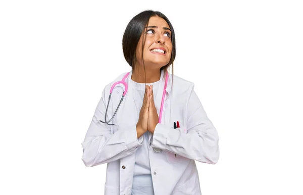 Güzel Spanyol Kadın Doktor Üniforması Steteskop Giyiyor Elleriyle Yalvarıyor Dua — Stok fotoğraf