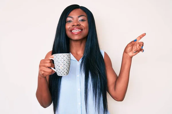Mladá Africká Americká Žena Drží Kávu Úsměvem Šťastný Ukazující Rukou — Stock fotografie