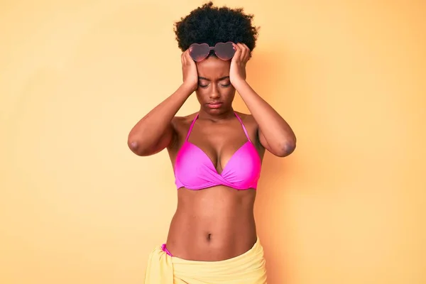 Bikini Giyen Genç Afro Amerikalı Kadın Acı Migren Yüzünden Çaresiz — Stok fotoğraf