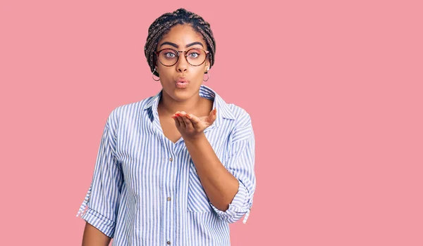 Ung Afrikansk Amerikansk Kvinna Med Flätor Avslappnade Kläder Och Glasögon — Stockfoto