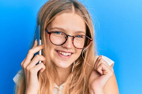 Bela Jovem Caucasiana Conversando Smartphone Gritando Orgulhoso Celebrando Vitória Sucesso — Fotografia de Stock