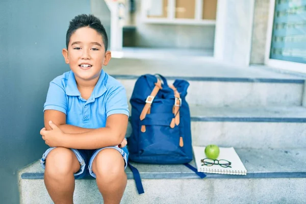 Schattige Student Jongen Glimlachend Gelukkig Zittend Trap School — Stockfoto