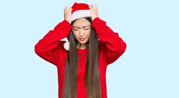 Jovem Chinesa Vestindo Chapéu Natal Sofrendo Dor Cabeça Desesperada Estressada — Fotografia de Stock