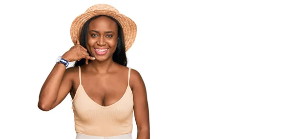 Eine Junge Schwarze Frau Mit Sommermütze Lächelt Und Macht Telefongesten — Stockfoto