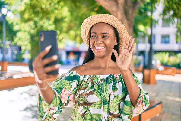 Mladý Africký Americký Turista Žena Dovolené Úsměvem Šťastný Dělat Video — Stock fotografie