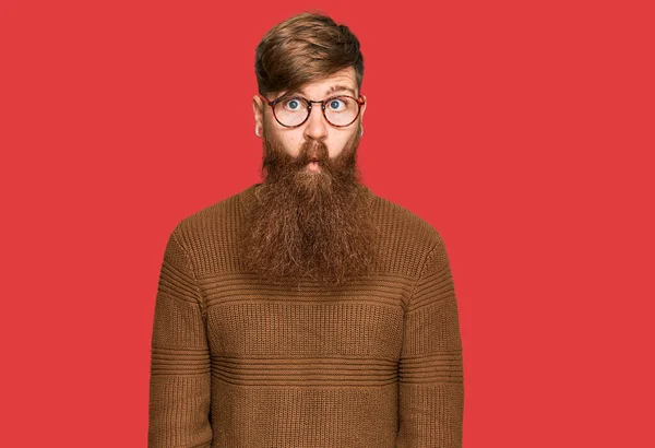 Ung Irländsk Rödhårig Man Klädd Avslappnade Kläder Och Glasögon Gör — Stockfoto