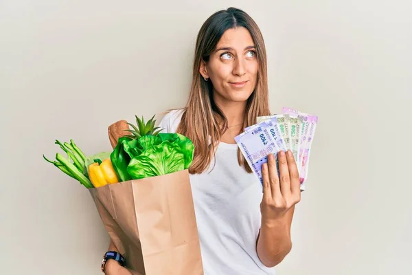 Bruna Giovane Donna Possesso Generi Alimentari Banconote Rupia Indiana Sorridente — Foto Stock