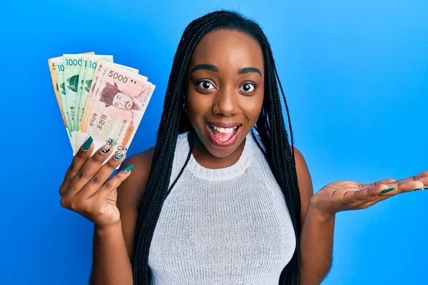 Joven Mujer Afroamericana Sosteniendo Billetes Surcoreanos Ganó Celebrando Logro Con — Foto de Stock