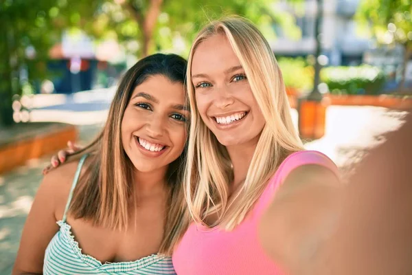 Två Vackra Och Unga Flickvänner Tillsammans Kul Staden Tar Selfie — Stockfoto