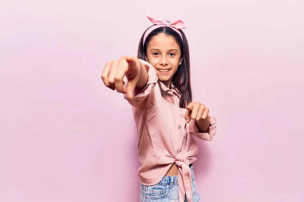 Gyönyörű Gyermek Lány Visel Alkalmi Ruhát Mutat Rád Kamera Ujjaival — Stock Fotó