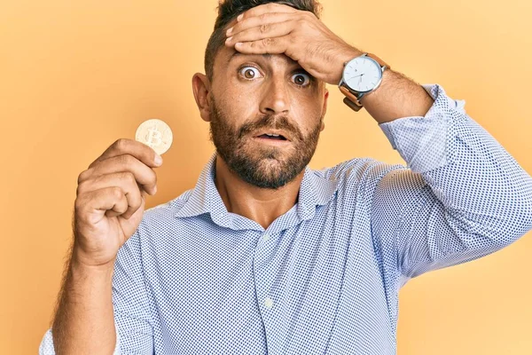 Bonito Homem Com Barba Segurando Moeda Virtual Bitcoin Estressado Frustrado — Fotografia de Stock