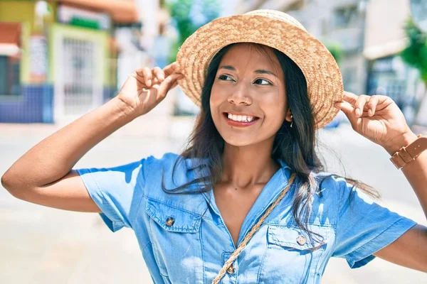 Jeune Belle Femme Indienne Portant Chapeau Été Souriant Heureuse Marche — Photo