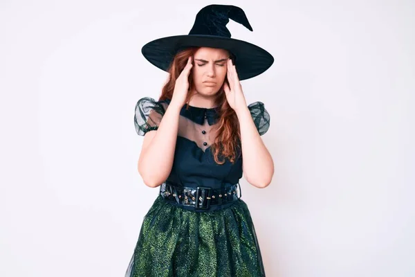 ストレスのために頭の上に手で魔女ハロウィンの衣装を身に着けている若い美しい女性 片頭痛 — ストック写真