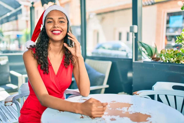 Jovem Afro Americana Vestindo Chapéu Natal Falando Smartphone Sentado Mesa — Fotografia de Stock