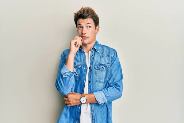 Bell Uomo Caucasico Che Indossa Giacca Denim Casual Pensando Concentrato — Foto Stock