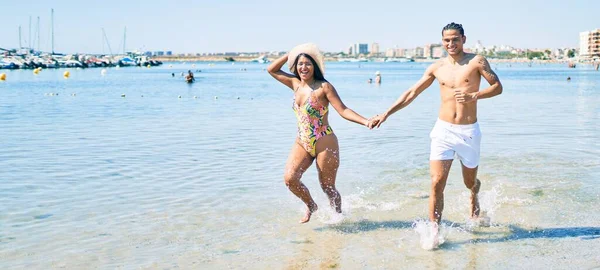 Junges Lateinisches Paar Badebekleidung Läuft Strand — Stockfoto