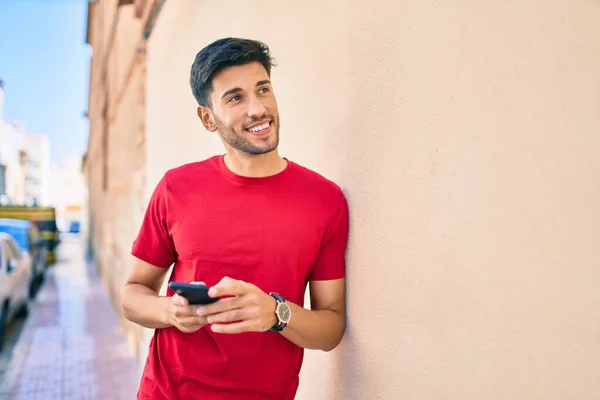 Jovem Latino Sorrindo Feliz Usando Smartphone Cidade — Fotografia de Stock