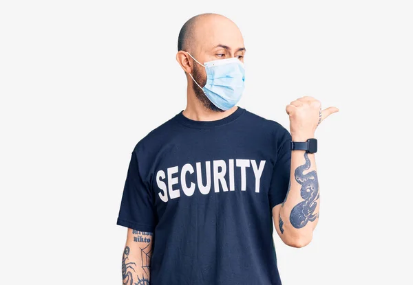 Jonge Knappe Man Draagt Beveiligd Shirt Medisch Masker Glimlachend Met — Stockfoto