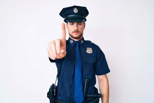 Młody Mężczyzna Rasy Kaukaskiej Mundurze Policyjnym Wskazującym Palcem Górę Gniewnym — Zdjęcie stockowe