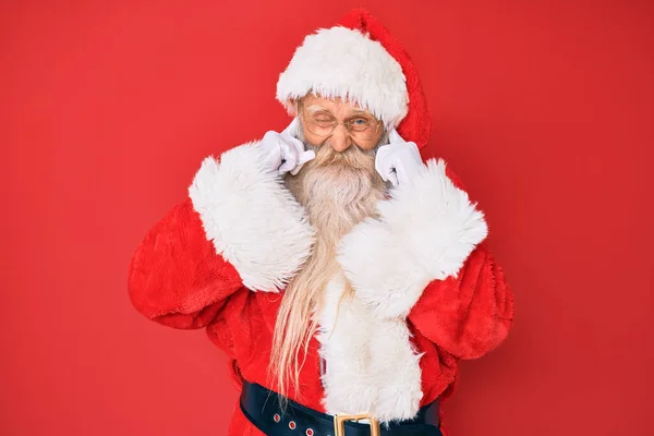 Gri Saçlı Uzun Sakallı Geleneksel Noel Baba Kostümü Giyen Yaşlı — Stok fotoğraf