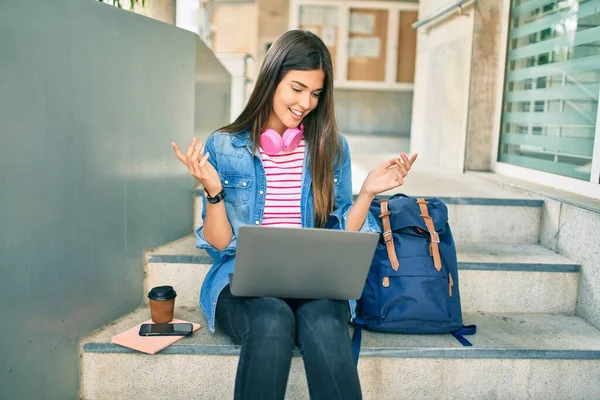 Joven Estudiante Hispana Sonriendo Feliz Haciendo Videollamada Usando Laptop Universidad —  Fotos de Stock