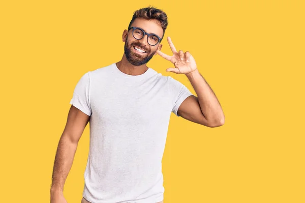 Junger Hispanischer Mann Lässiger Kleidung Und Brille Der Das Friedenssymbol — Stockfoto