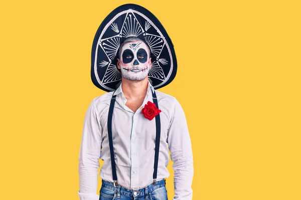 Arka Planda Ölü Kostümü Giymiş Bir Adam Yüzünde Ciddi Bir — Stok fotoğraf
