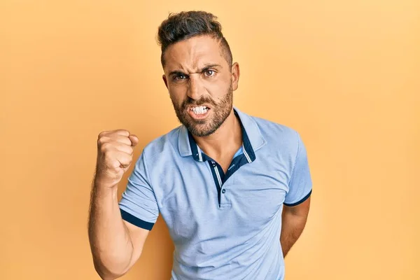 Homem Bonito Com Barba Vestindo Roupas Casuais Com Raiva Louco — Fotografia de Stock