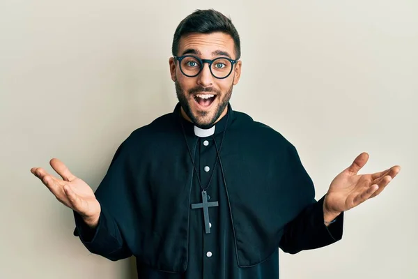 Latin Kökenli Genç Bir Rahip Beyaz Arka Planda Durup Kahkahalarla — Stok fotoğraf