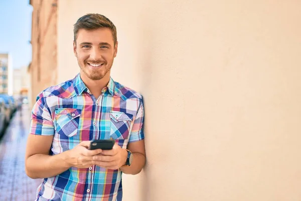 Joven Hombre Caucásico Sonriendo Feliz Usando Teléfono Inteligente Ciudad — Foto de Stock