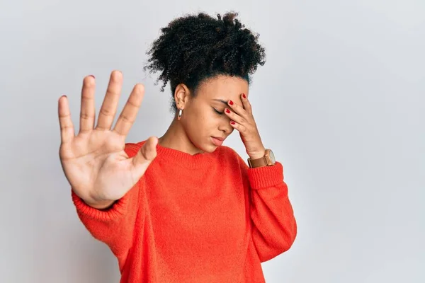 年轻的非洲裔美国女孩穿着休闲装 用手捂住眼睛 以悲伤和恐惧的表情做着停止动作 尴尬和消极的概念 — 图库照片
