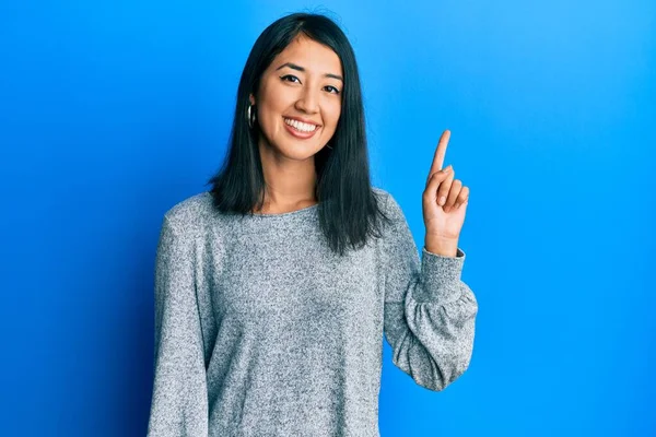 Mooie Aziatische Jonge Vrouw Dragen Casual Kleding Glimlachen Met Een — Stockfoto